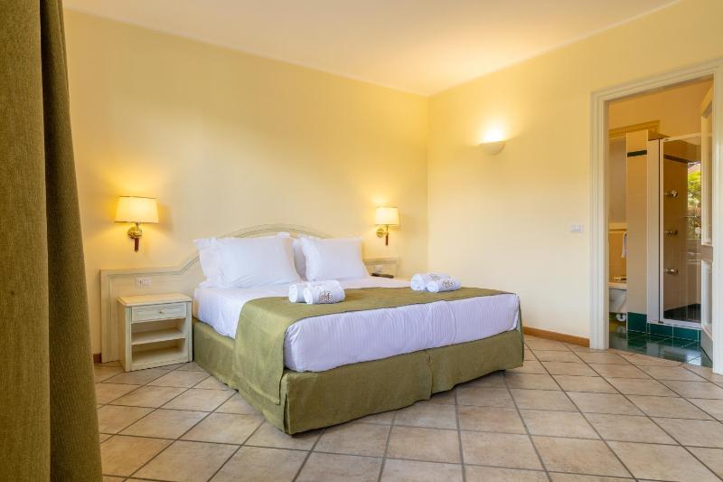 Superior double or twin room with patio  image 3