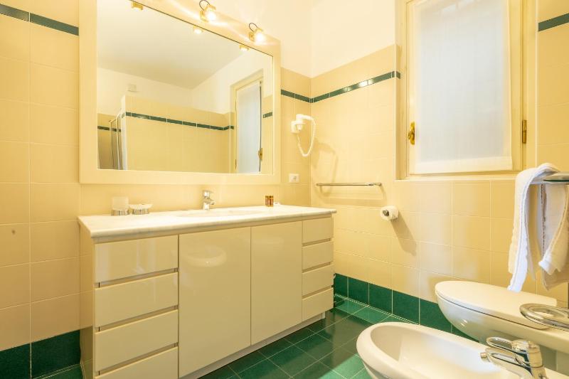 Superior double or twin room with patio  image 4