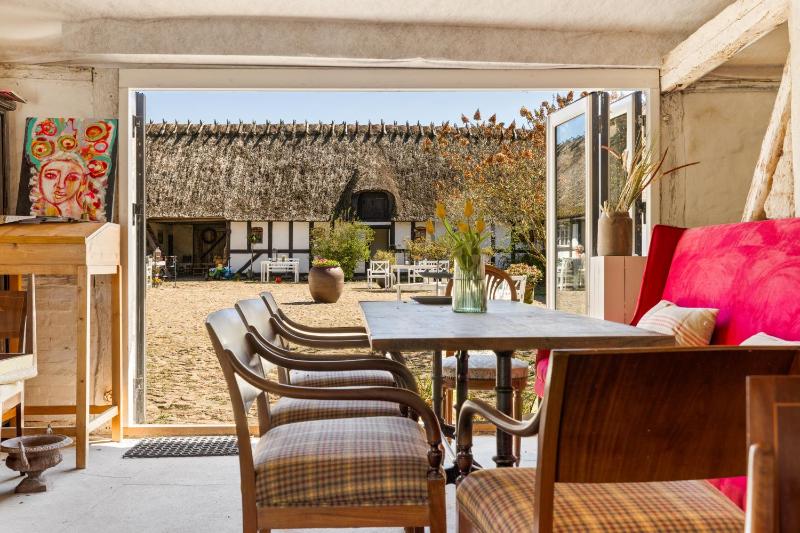 Studio Apartment with Kingsize Bed and Private Bathroom image 2