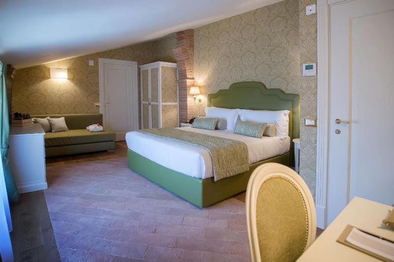 Superior King Suite image 2