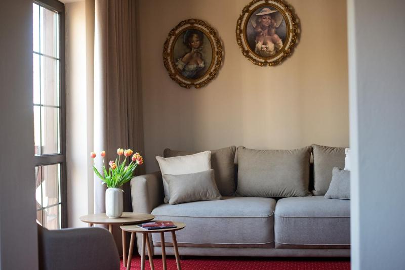 King Suite with Spa Bath image 3