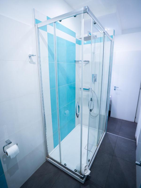 Double Room with Balcony image 4