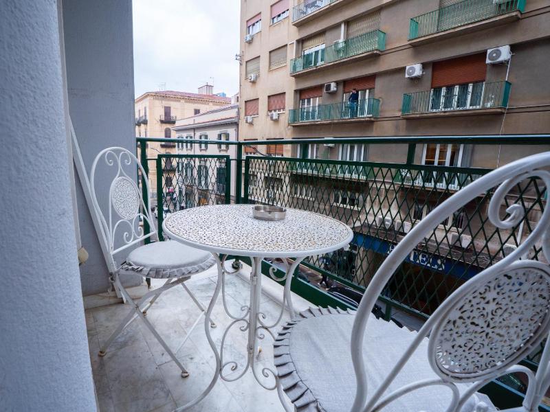 Double Room with Balcony image 3