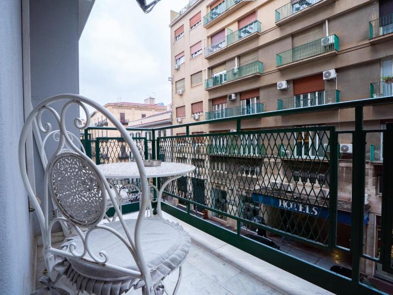 Double Room with Balcony image 2