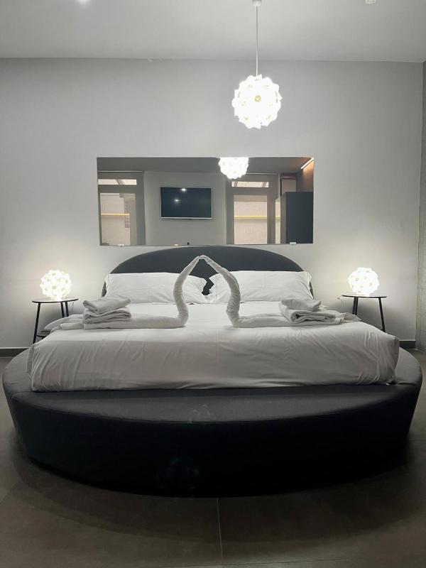 Deluxe Suite with Spa Bath image 2