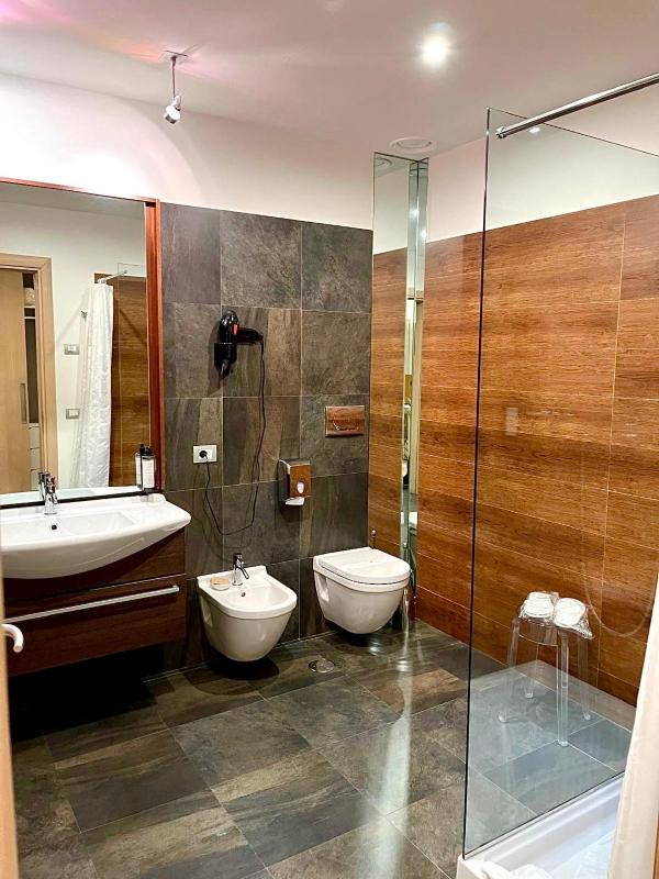 Double Room image 2