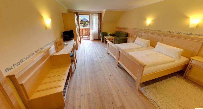 Quadruple Room with Balcony image 4