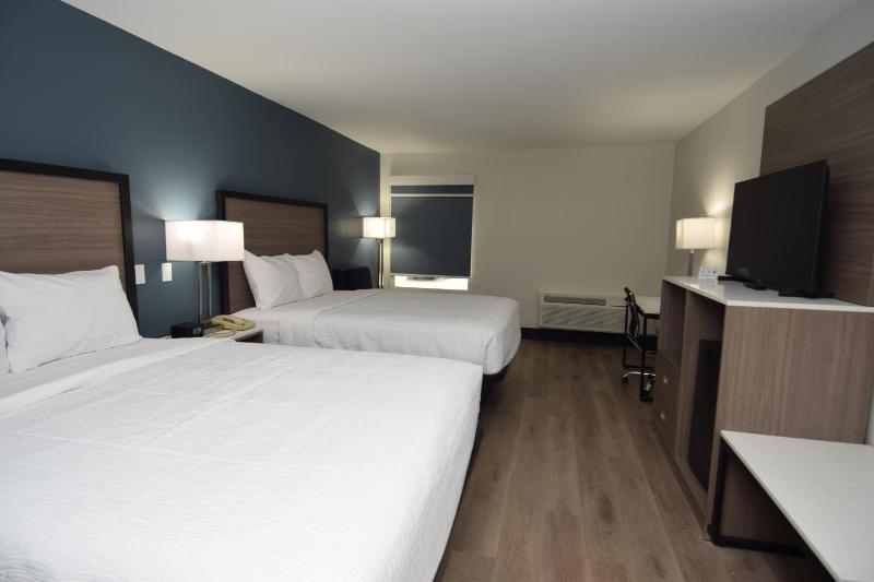 Queen Room with Two Queen Beds - Non-Smoking image 4