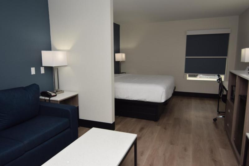 King Suite - Non-Smoking image 3