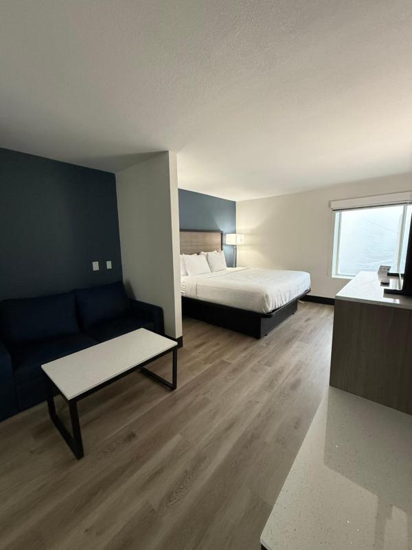 King Suite - Non-Smoking image 4