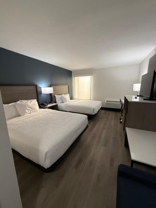 Queen Room with Two Queen Beds - Non-Smoking image 2