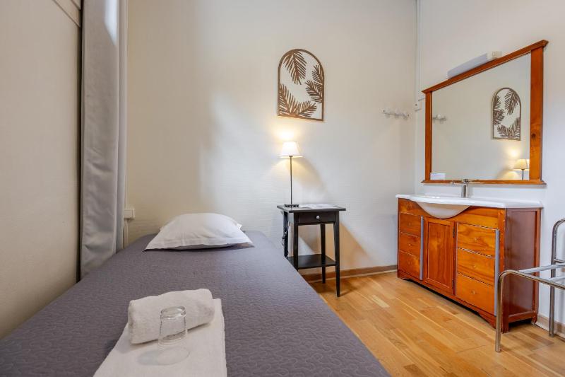 Single Room with Shared Bathroom image 1