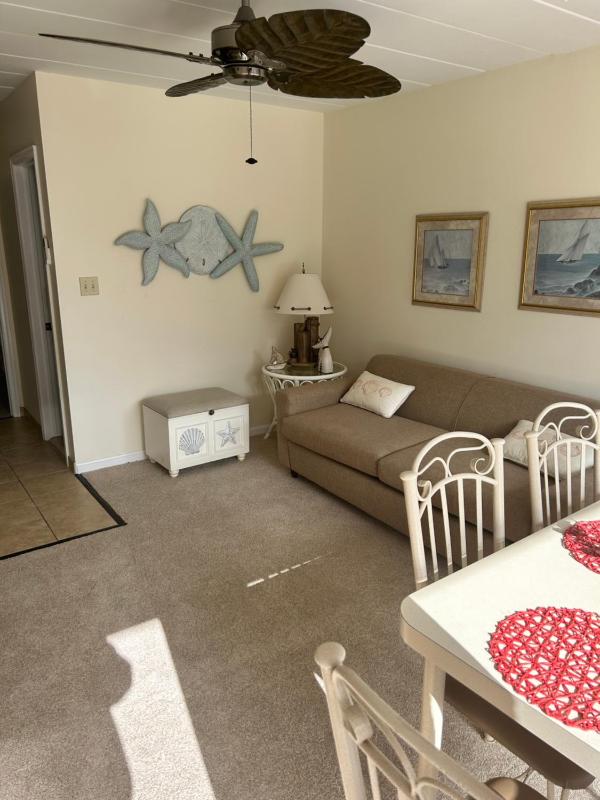 Double Room with Pool View image 4