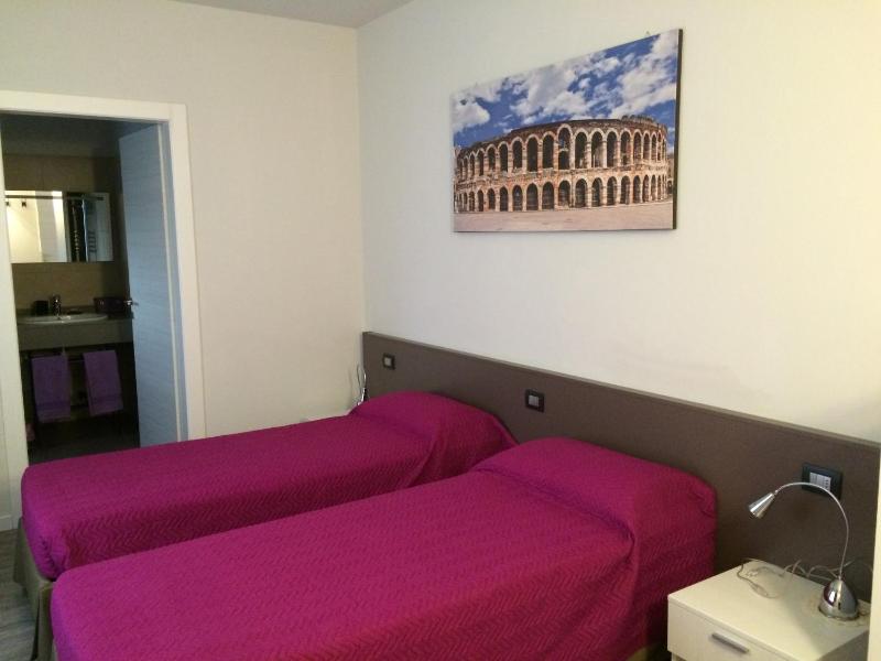 Twin Room image 4