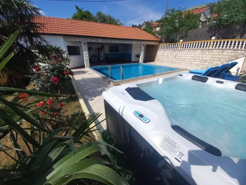 Apartment with Pool View  image 3
