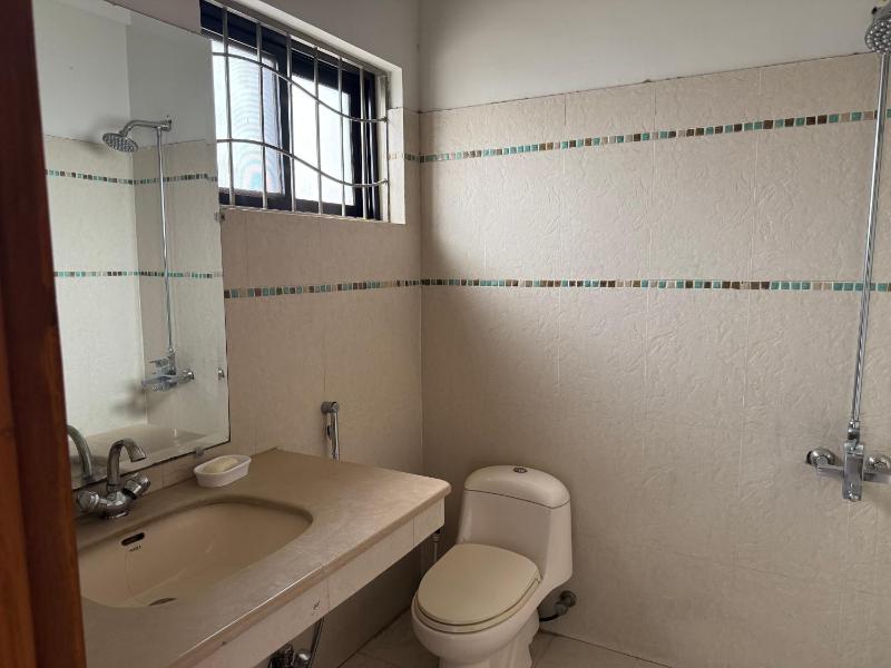 Family Friendly 2-Bedroom Home Upper Portion with Parking - image 5