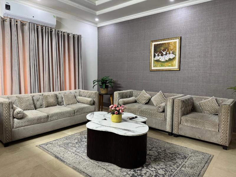 Family Friendly 2-Bedroom Home Upper Portion with Parking - image 11