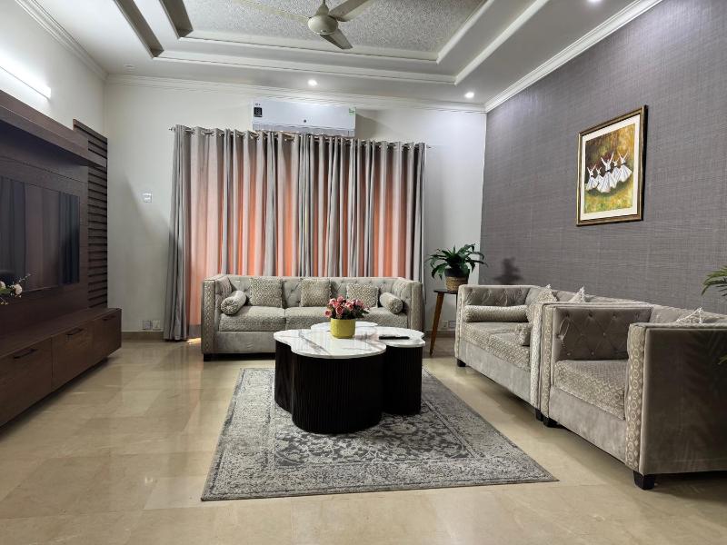 Family Friendly 2-Bedroom Home Upper Portion with Parking - image 12