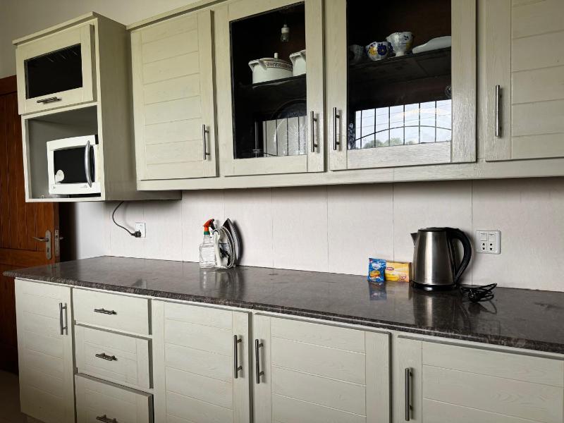 Family Friendly 2-Bedroom Home Upper Portion with Parking - image 10