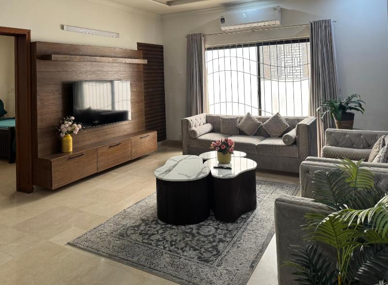 Family Friendly 2-Bedroom Home Upper Portion with Parking - image 14