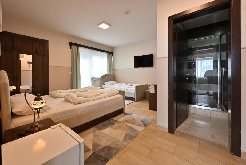 Classic Triple Room image 2