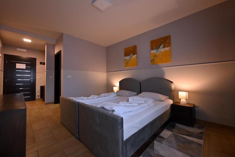 Twin Room with Balcony image 2