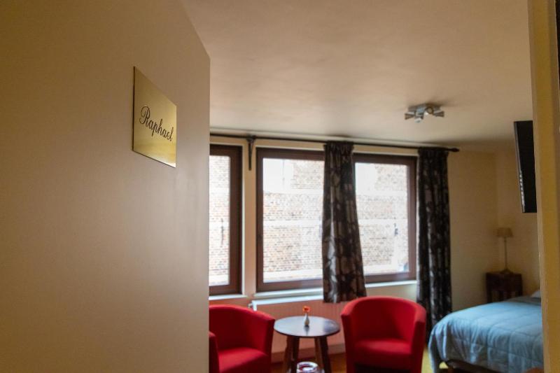 Double Room image 3