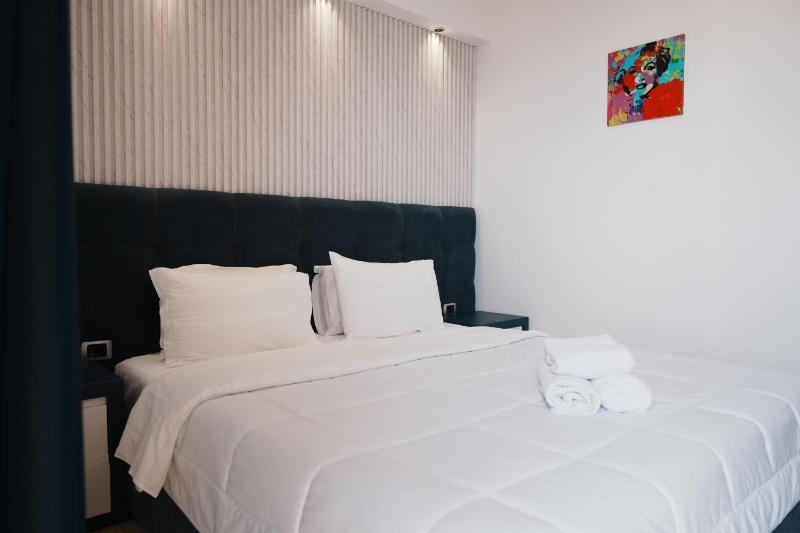 Double Room with Sofa Bed - Sea View image 4