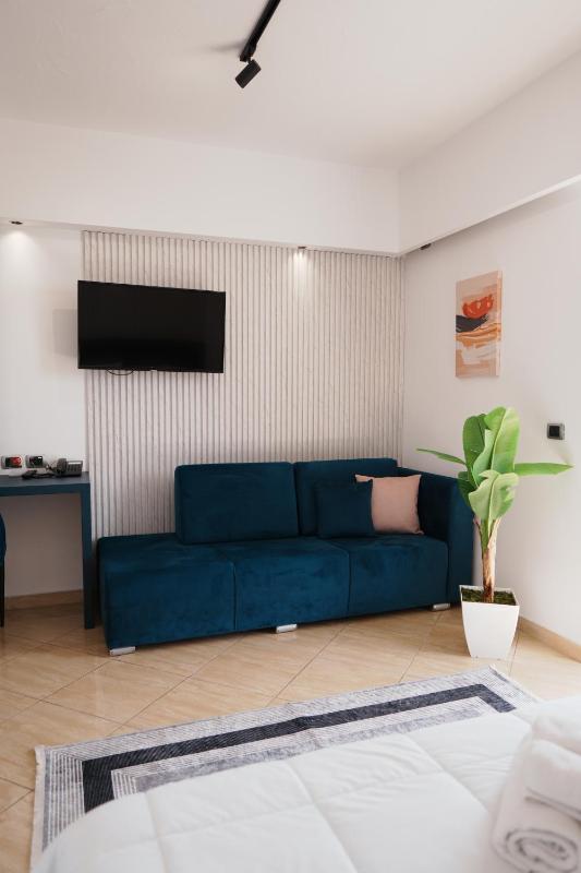 Double Room with Sofa Bed - Sea View image 2