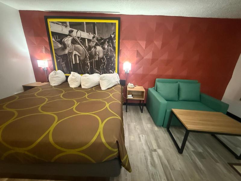 King Suite - Non-Smoking image 2