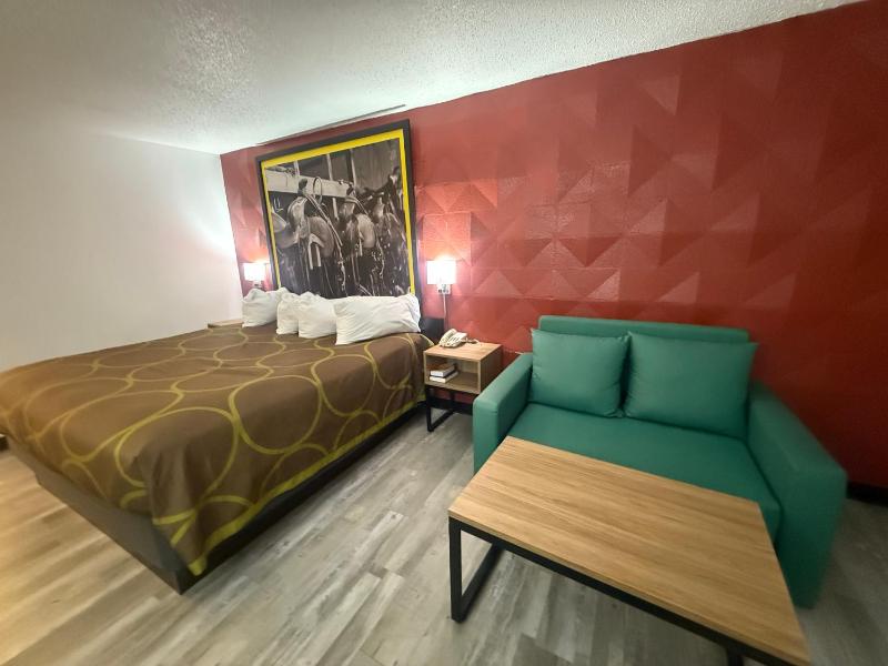King Suite - Non-Smoking image 4