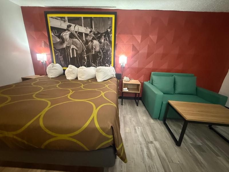 King Suite - Non-Smoking image 3