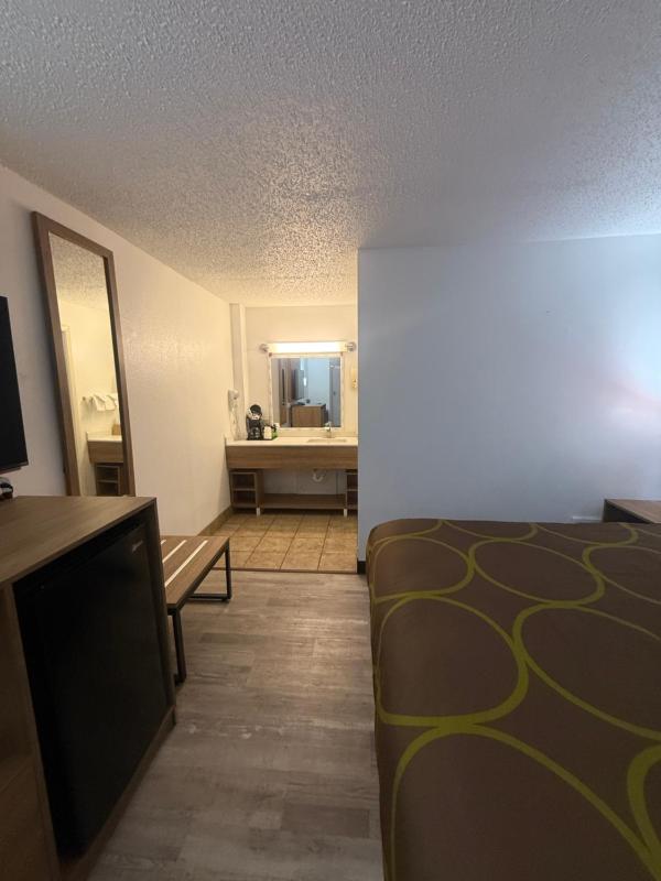 King Suite - Non-Smoking image 1