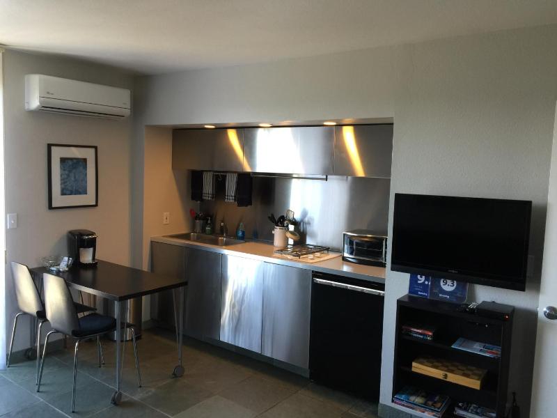 One-Bedroom Apartment image 4