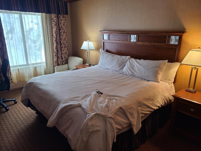 Luxury Suite with Spa Bath image 3