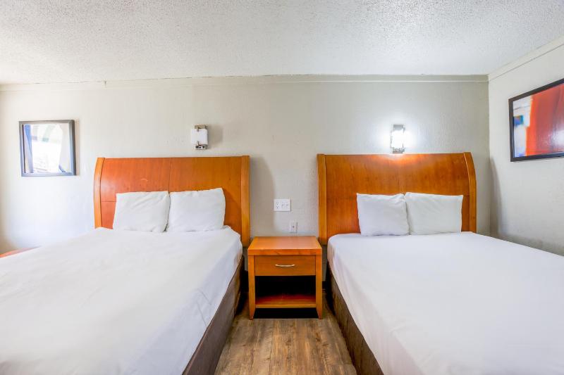 2 Queen Beds Non-Smoking image 1