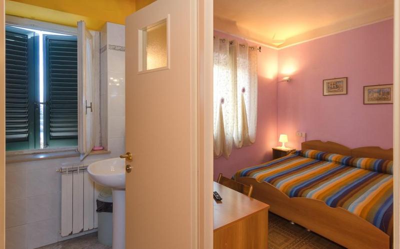 Elite Double Room with Private Bathroom image 2