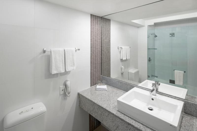 Deluxe King Room with City Side image 2