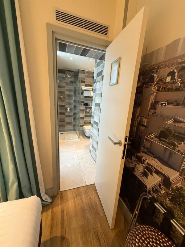 Standard Double Room image 3