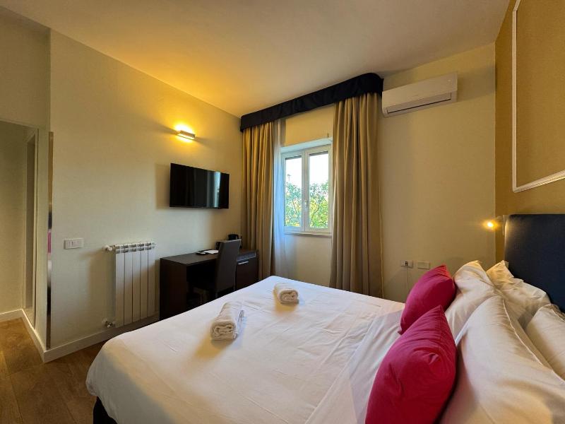 Economy Double Room image 4