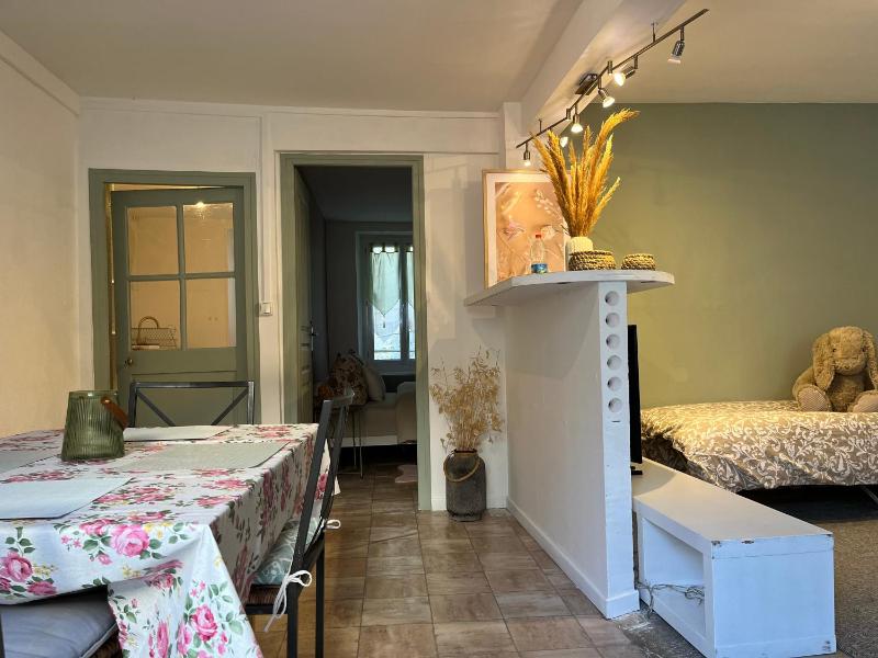 Three-Bedroom Premium Apartment with Balcony image 4