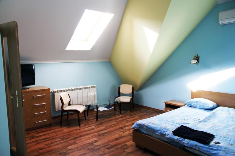 Twin Room - Attic image 2