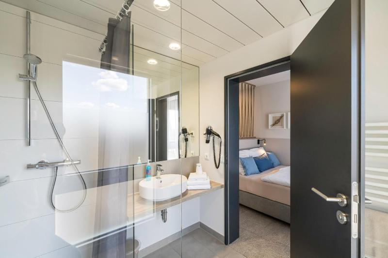 Small Double Room image 3