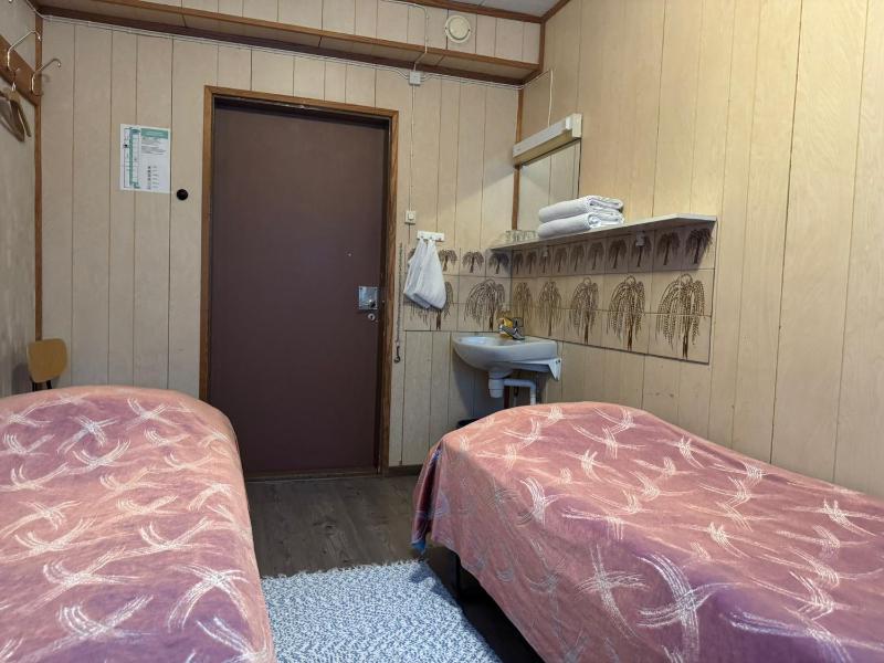 Economy Twin Room with Shared Bathroom image 4