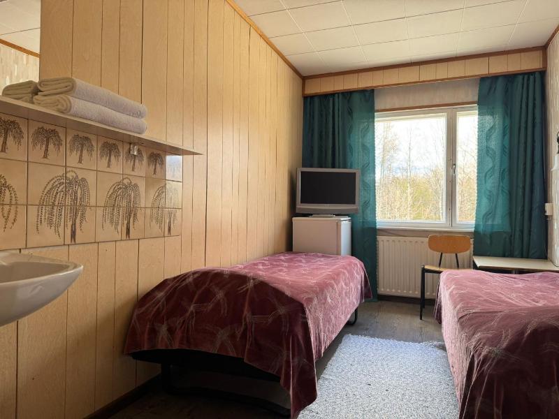 Economy Twin Room with Shared Bathroom image 3