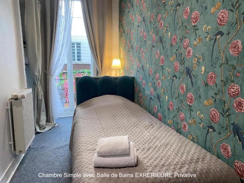 Single Room with Private External Bathroom image 1