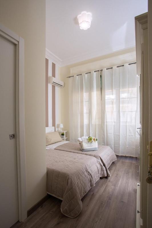 Twin Room with Balcony image 3