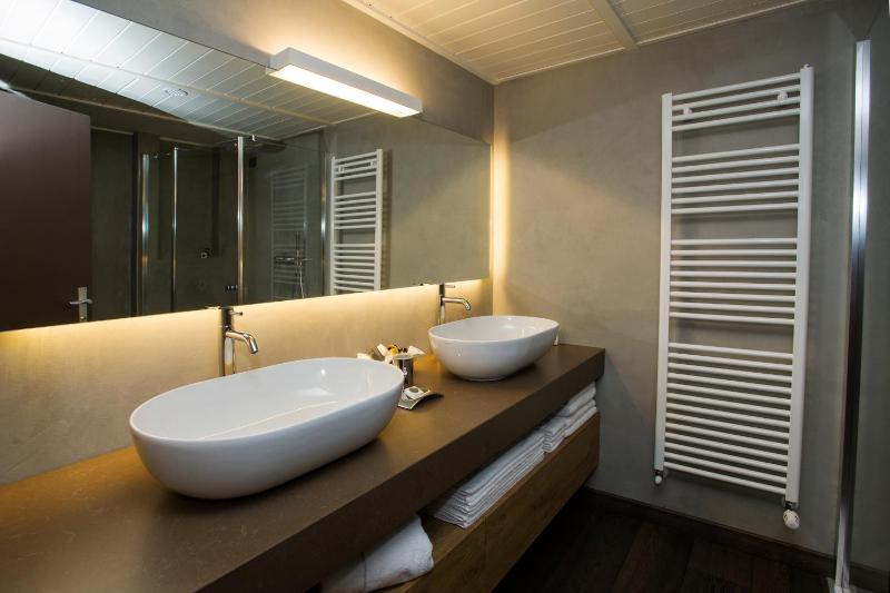 Classic Quadruple Room image 3