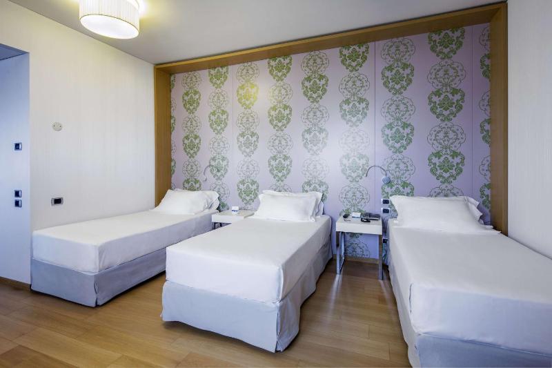 Standard Triple Room image 1