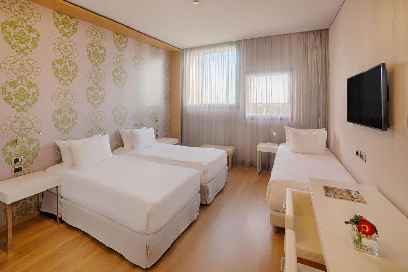 Standard Triple Room image 4